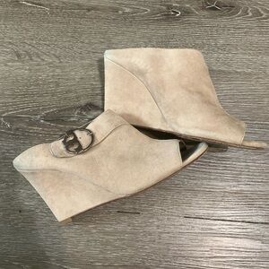 Tory Burch Open-Toe Suede Wedge Mule Neutral Taupe Tan Logo Buckle size 8M